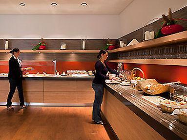 Ibis Hauptbahnhof Hotel 3*