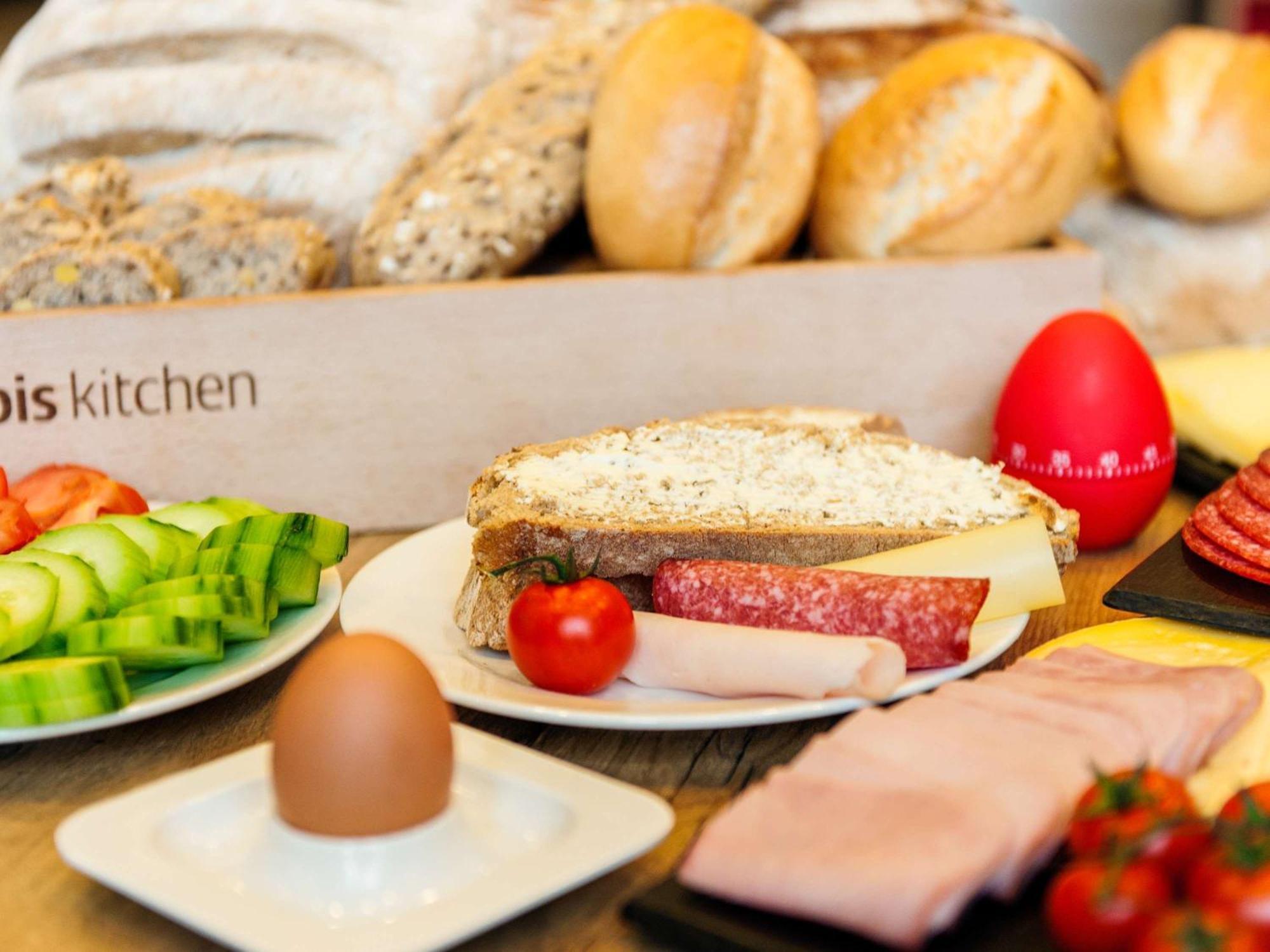 Ibis Hauptbahnhof Hotel 3*